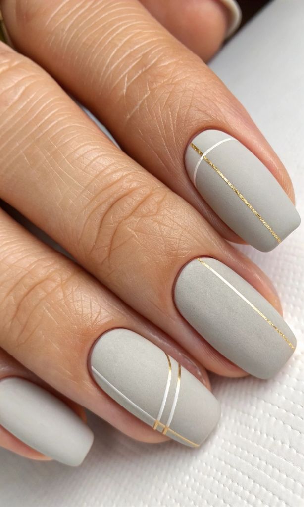 It is image on Short Nails Gold Stripe Accent.