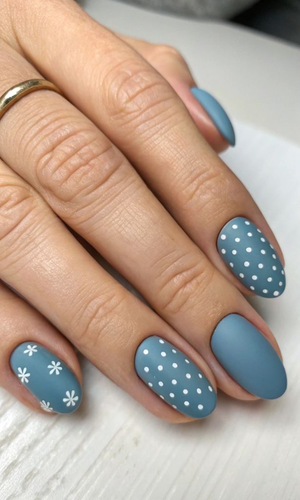 It is image on Nails With White Dots And Daisy Art.